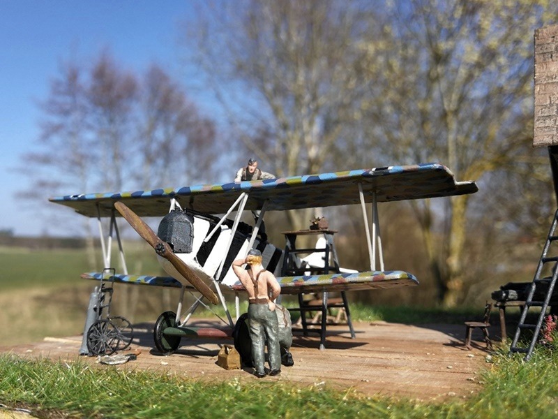 Drei Mechaniker machen die Fokker D.VII wieder flott für den nächsten Einsatz