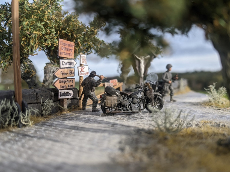 Die Schilder dienen dazu Ihre Kameraden davor zu warnen, dass diese Straße noch nicht entmint ist und unter Feindeinsicht bzw. Feindbeschuss steht
