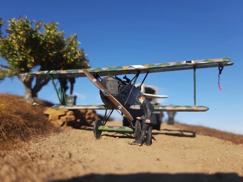 Der Pilot Degelow verlässt seine Maschine nicht, um dem Gespann mit seinen Bord-MGs Rückendeckung zu geben