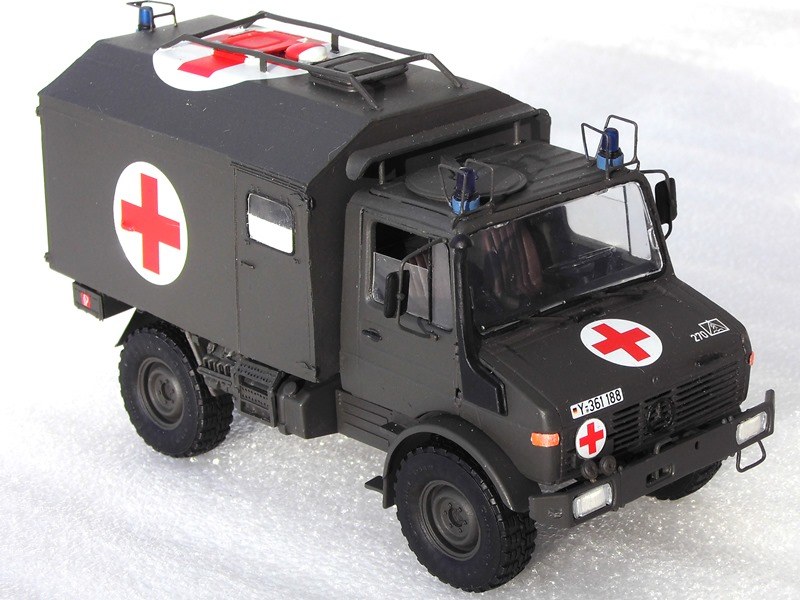 Unimog 1300L mit San-Kofferaufbau