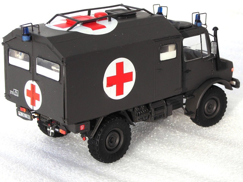 Unimog 1300L mit San-Kofferaufbau