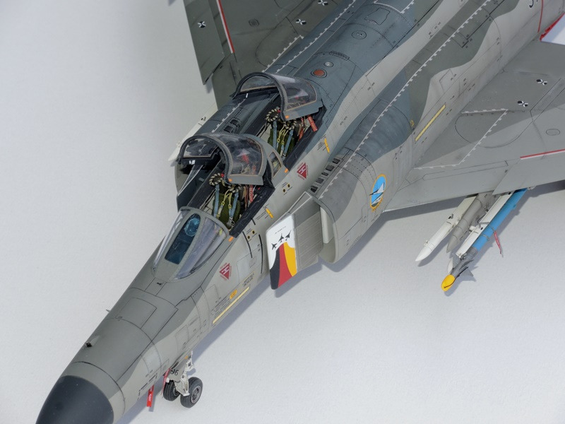 Die gelb-schwarzen Abzugsgriffe der Schleudersitze bestehen aus Tamiya-Klebeband
