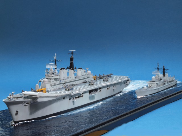 HMS Illustrious und Manchester