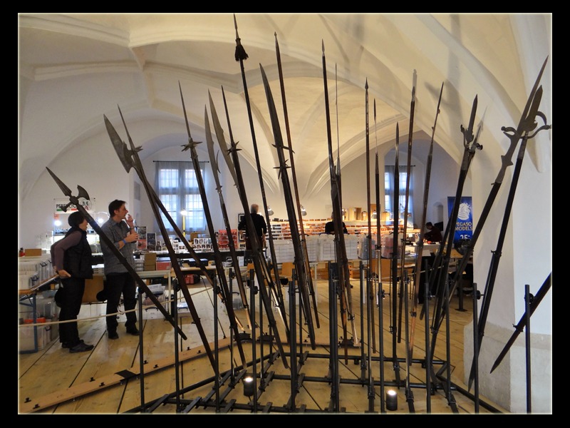 Die reichhaltige Sammlung von Hellebarden/Langwaffen im Rahmen der Sonderausstellung -Alte Waffen in neuem Licht- war wohl der Grund für die neue Einteilung der Händlertische. Sie passen aber sehr gut zu den verschiedenen Themenbereichen