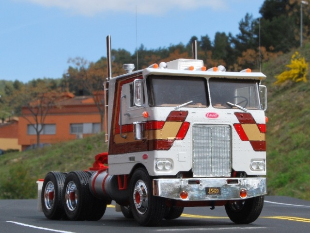 Peterbilt 352 COE