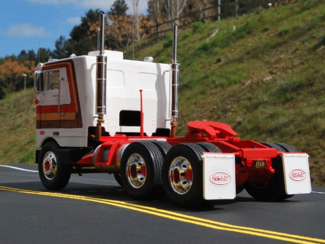 Peterbilt 352 COE