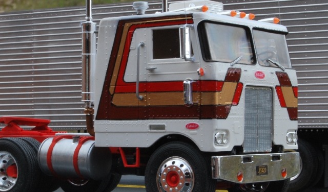 Peterbilt 352 COE