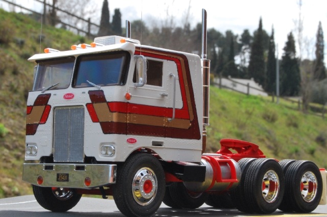 Peterbilt 352 COE