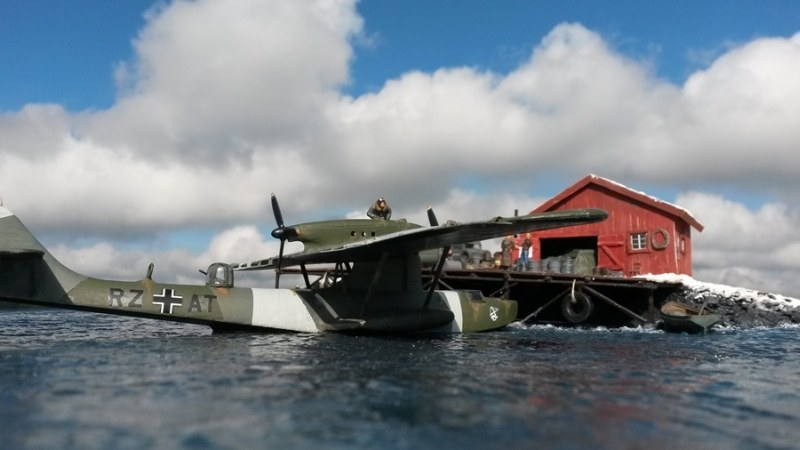 Um nicht sofort entdeckt zu werden, erhielt das Wasserflugzeug kurzerhand mehrere hellgraue Tarnflecken über den üblichen Mittelmeer-Tarnanstrich.