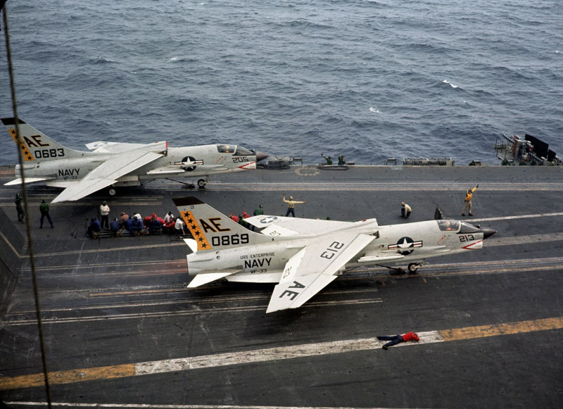 Fotoreferenz für Bild 6: F-8E Crusader VF-33 - CVAN-65 USS Enterprise 1964 - Quelle Wikimedia