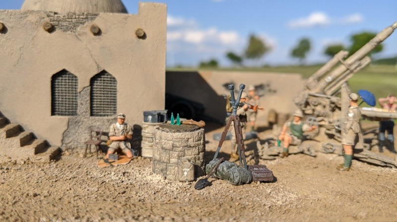 Zahlreiches Zubehör lässt das Diorama noch realistischer erscheinen. Man beachte z.B. die Panzerfaust, die Kanister, das Scherenfernglas, die Flaschen uvm