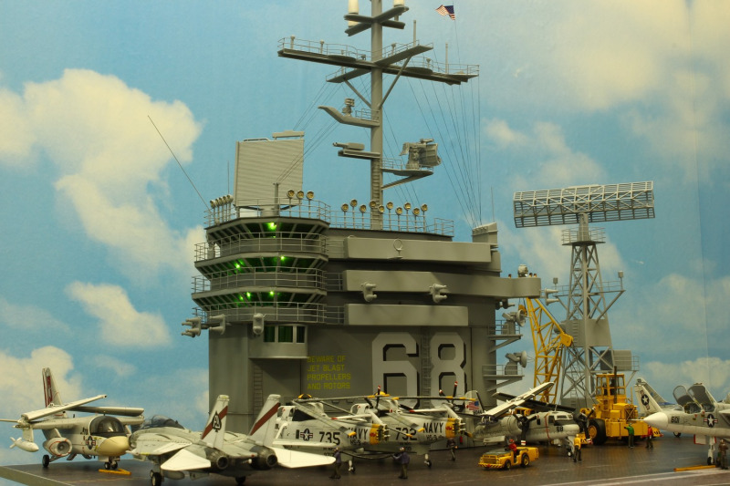 Flugdeck der USS Nimitz mit Insel und Radarmast