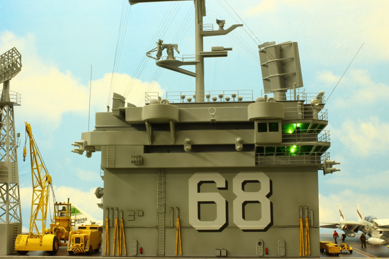 Flugdeck der USS Nimitz mit Insel und Radarmast