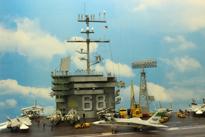 Flugdeck der USS Nimitz mit Insel und Radarmast