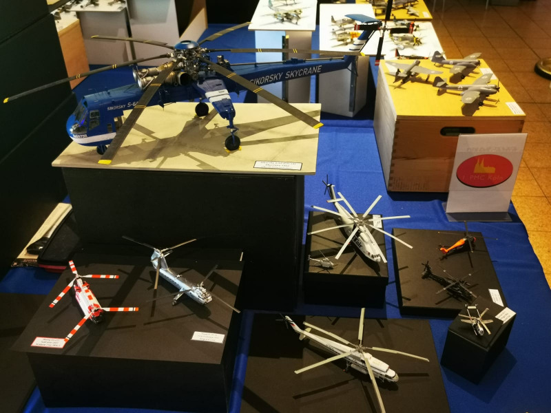 Oben ganz groß, unten ganz klein: Sikorsky Skycrane in 1:35 (ICM), unten weitere Helis in 1:144