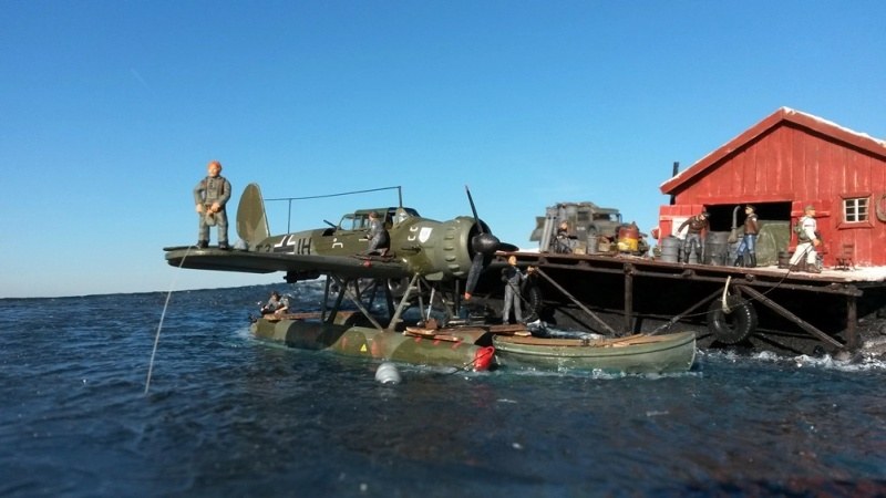 Das Wasserflugzeug ist während eines Aufklärungsfluges an der dänischen Küste gelandet, um zu tanken und somit den Einsatzradius extrem zu erhöhen.