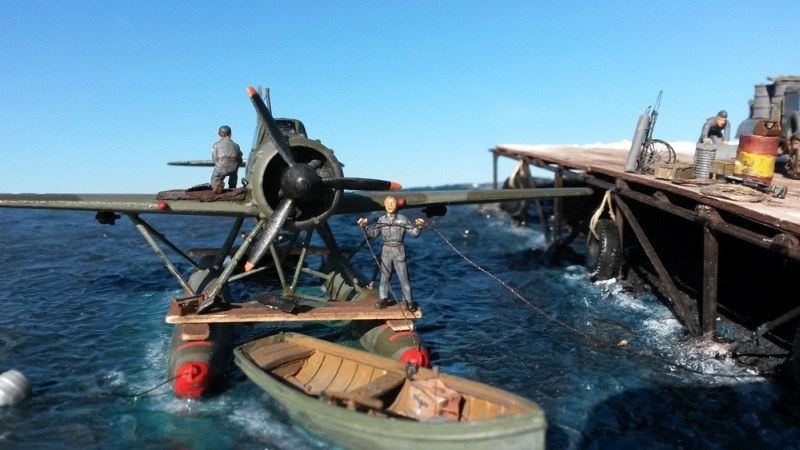 Der Luftwaffe Mechaniker vertaut das Flugzeug am Steg des von den Deutschen eingenommenen dänischen Hafens.