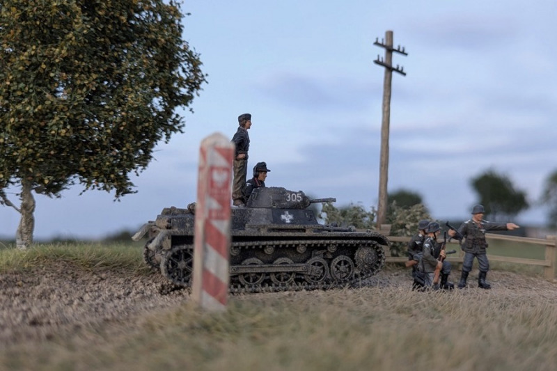Deutsche Wehrmachtssoldaten überqueren mit Soldaten der Panzertruppe die polnisch-deutsche Grenze