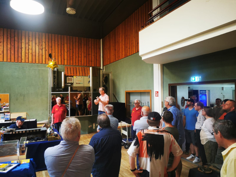 Vereinsvorsitzender Markus (Bildmitte) begrüßt die Gäste.