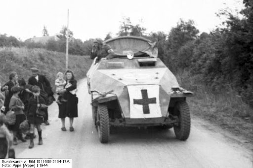 Bild von einem als Sanitätskfz. verwendeten Originalfahrzeug (Quelle angegeben)