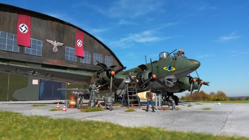 Eine Focke Wulf Fw-200 C-4 Condor wird vor dem Hangar gewartet.