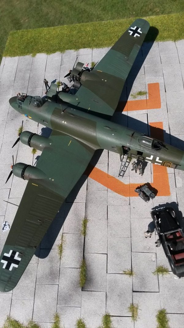 Die dargestellte Maschine stellt ein Flugzeug des 9./KG 40 dar, welches in Frankreich stationiert war.