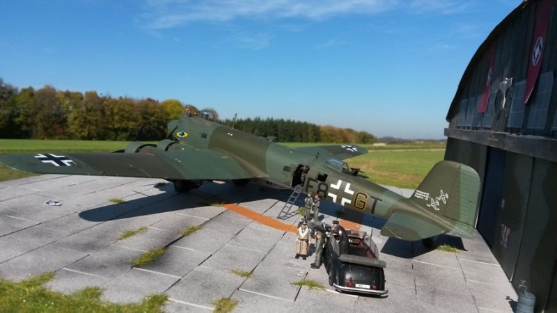 Der Luftwaffengeneral erwartet den SS-General, der genau in diesem Moment mit seiner schwarzen Mercedes-Benz Limousine vorfährt, bereits auf dem Flugvorfeld.