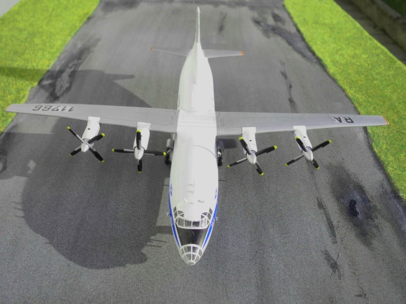 Antonow An-12