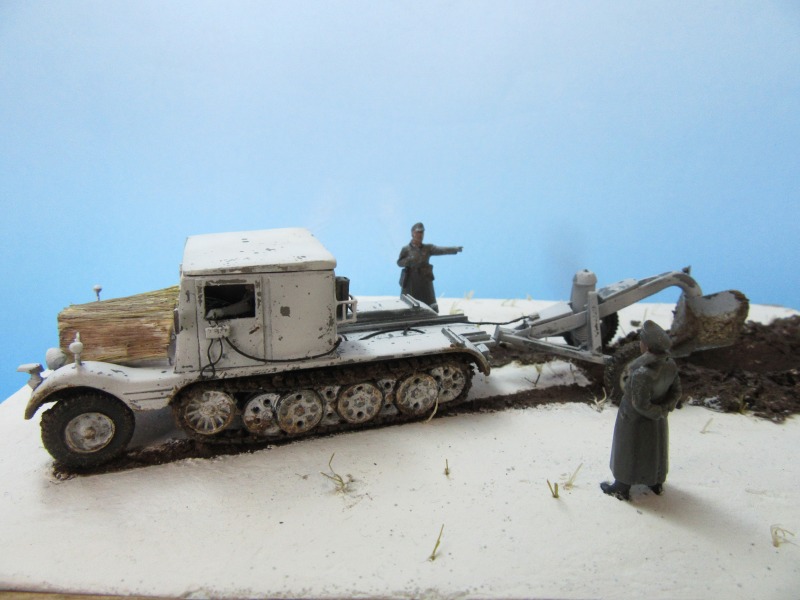 Sd.Kfz. 11/3 mit Entgiftungspflug 41