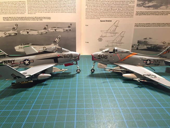 Hier sind beide Modelle zusammen zu sehen, das von Revell mit angeklappten Flügelspitzen und zahlreichen Details und das Emhar-Modell &amp;amp;amp;amp;amp;amp;quot;Out of the Box&amp;amp;amp;amp;amp;amp;quot;. Im Hintergrund Originalbilder der Maschine im