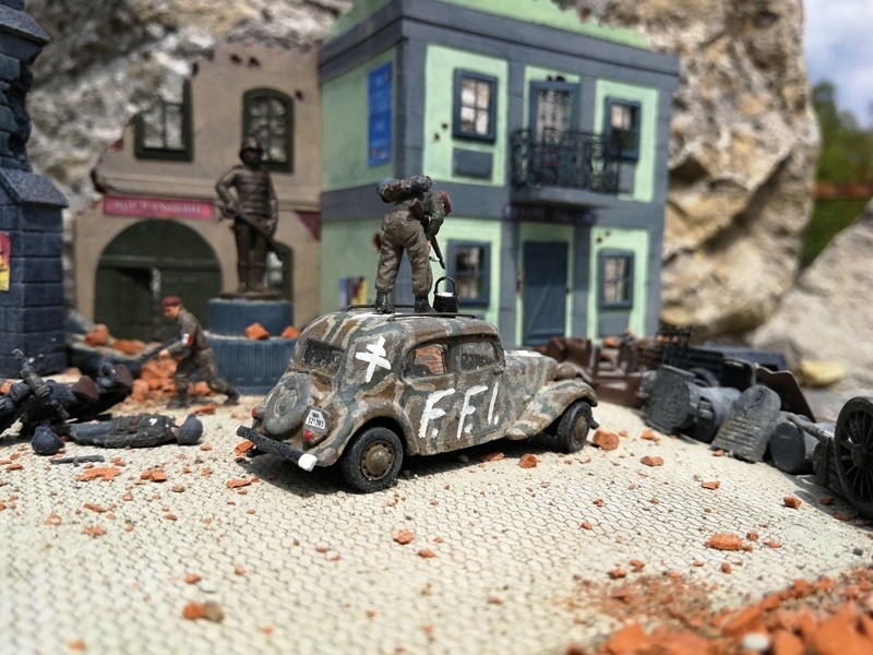 Die Straßensperre der Résistance besteht aus einem 1:72 Academy Kübelwagen-Wrack, Ölfässern, Grabsteinen und Kirchenbänken