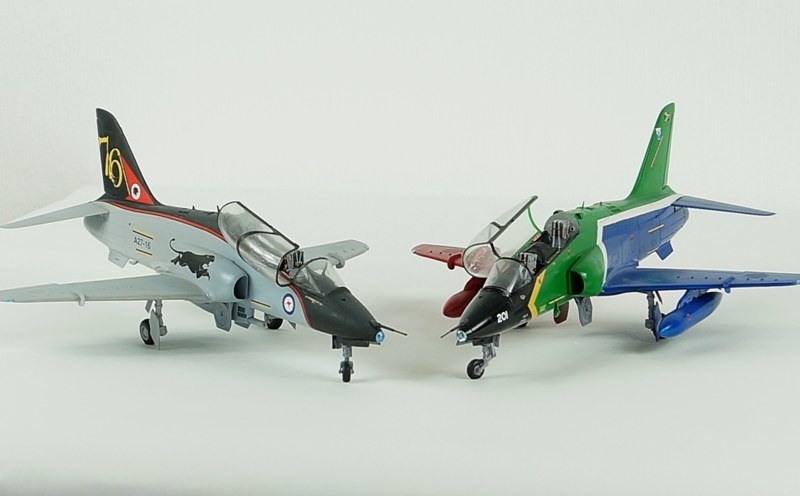 Links BAe Hawk 127, rechts BAe Hawk 210