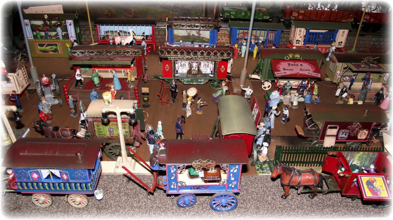 Rechts vorne der Wagen der Wahrsagerin