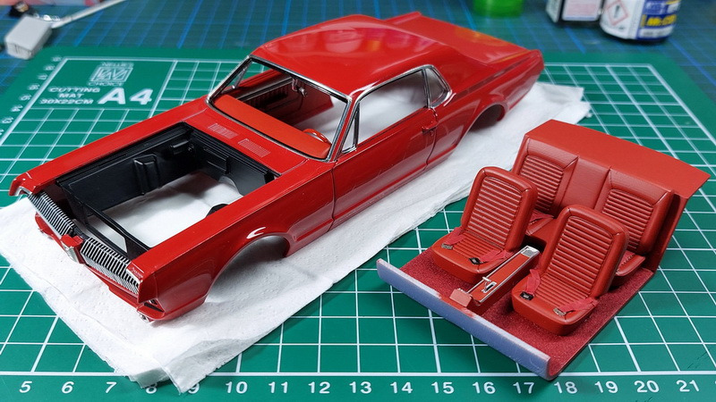 Teppich-Beflockung mit Viskoseflocken von Scaleproductions, Gurte aus Tamiya Masking Tape und PE-Teilen