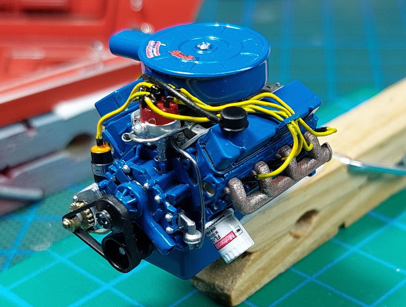 Zündkabel aus angemaltem 0,3 mm Lötdraht. Die Flügelmutter des Luftfilters ist ein winziges 3D-Bauteil