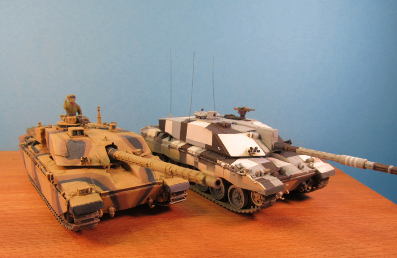 Challenger 1 (links) und Challenger 2 nebeneinander