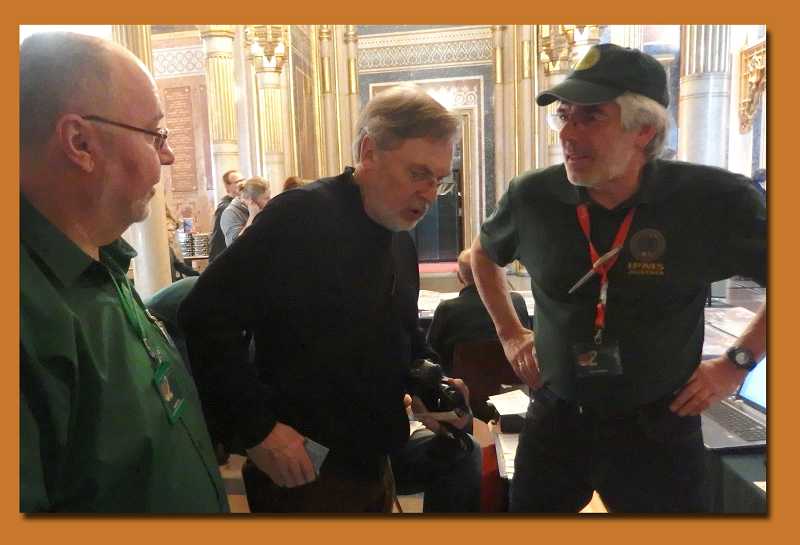 Detailfragen über den Wettbewerb an Reinhardt Pohl (links) und Rainer Selisko (rechts)