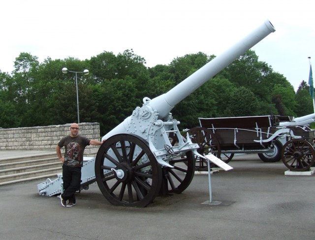 Der Erbauer/ Autor vor dem Original in Verdun (2012)