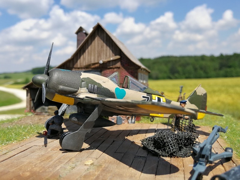 Einer der Piloten entfernt bereits die Tarnnetze von den Tragflächen der Focke Wulf Fw 190