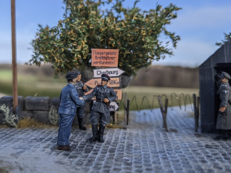 Eine Straßensperre der deutschen Feldgendarmerie, die jedes passierende Fahrzeug kontrolliert