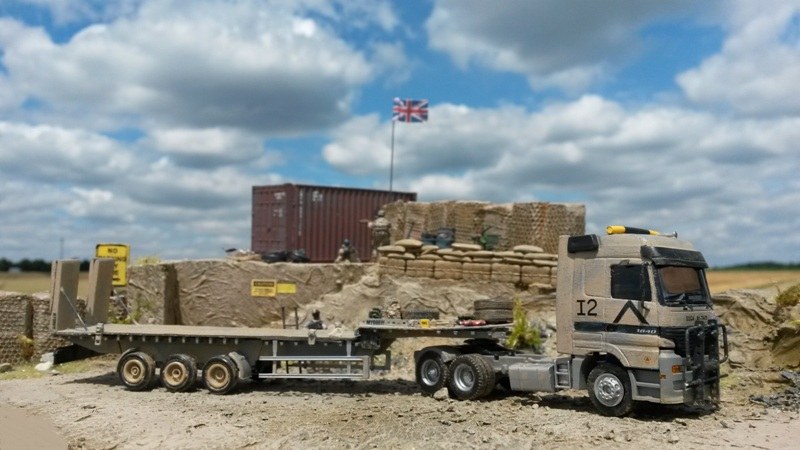 Der LKW wird gleich von gepanzerten Fahrzeugen zum Zielort begleitet.