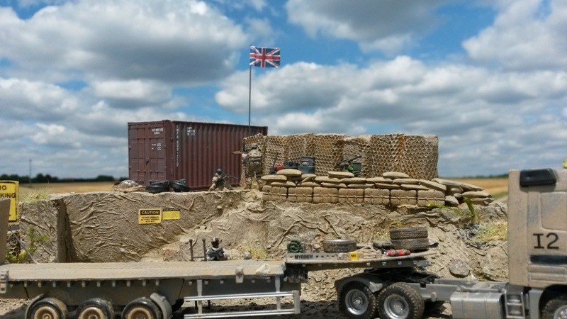 Im Hintergrund machen sich Soldaten des British Royal Marine Commandos fertig für den Einsatz.