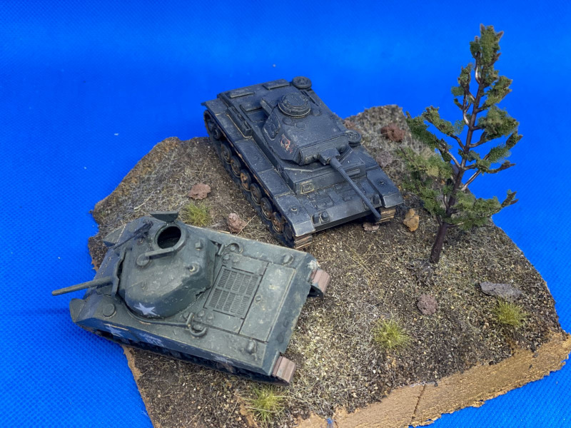 PzKpfw. III passiert Sherman M4A2