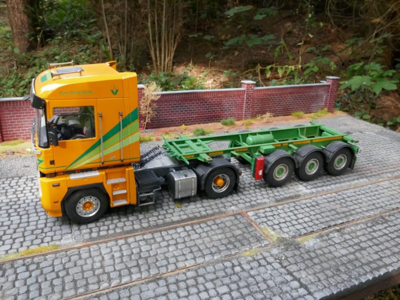 Tecnokar Containertrailer mit 20ft. Container