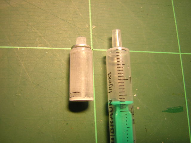 oberer Teil einer Injektionsspritze, unten verschließen, oben eine Unterlegscheibe