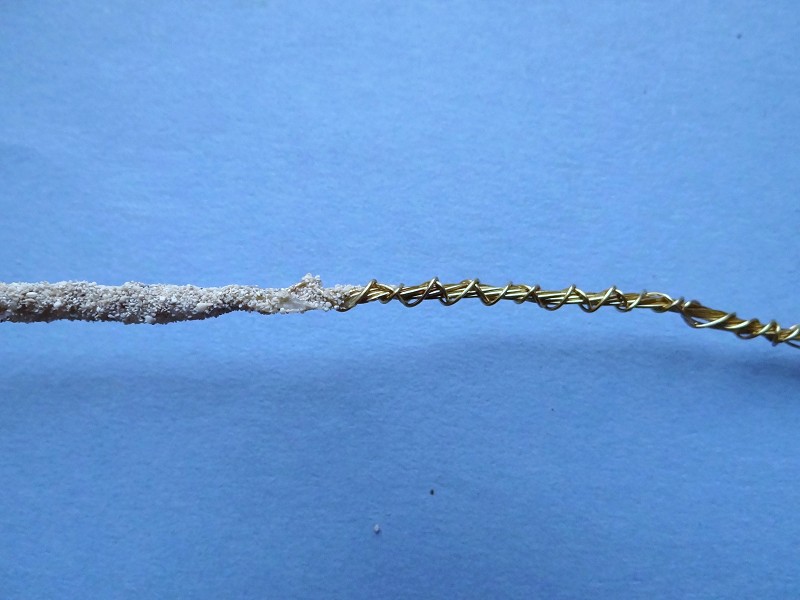 Zuerst werden die Drähte ineinander verdreht (Anzahl gemäß gewünschten Blättern), anschließend mit Ponal bestrichen und mit feinem Sand bestreut.