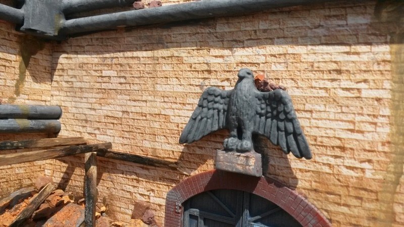 Ein noch weitgehend unzerstörter Reichsadler schmückt den Eingang in die Fabrik!