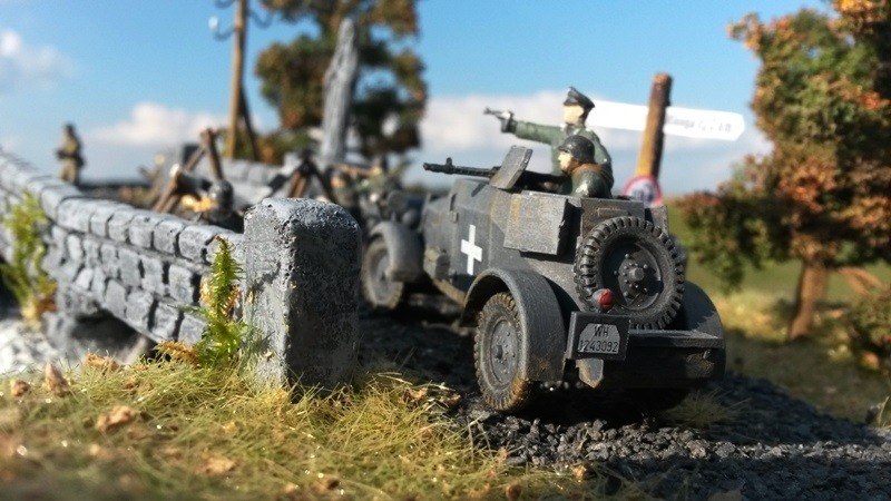 Der deutsche MG-Schütze eröffnet sofort das Feuer und versucht seinen Kameraden Feuerschutz zu geben!