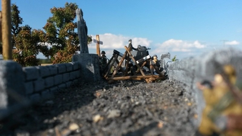 Die Straßensperre erweist sich als kein besonders großes Hindernis für die anrückende deutsche Wehrmacht.