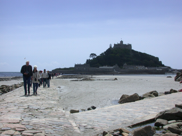 Blick über den bei Ebbe gangbaren Weg auf den St. Michael´s Mount vis a vis des Gedenksteins